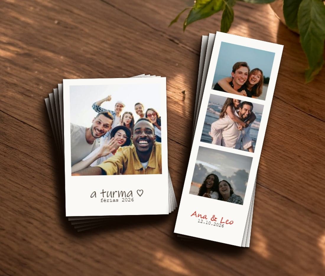 Pilhas de Polaroids e tirinhas impressas sobre a mesa